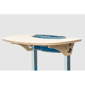 Вертикализатор имеет откидной столик для комфорта пациента