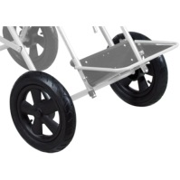Передние большие не поворотные пневматические колеса  
