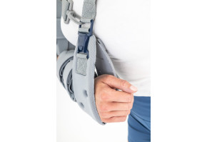 Ремешок на предплечье удерживает запястье.