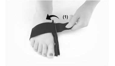 2) Застегните ремень (1) по указанному направлении