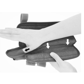 3)   Разверните ортез и поместите первый палец в ортез