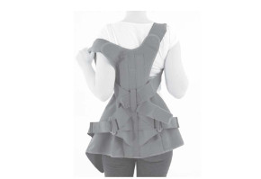 1)	Наденьте ортез на плечи.