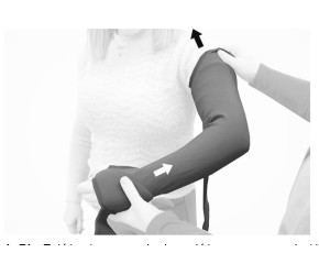 1а) Наденьте ортез на руку и пропустите пояс через шею (1).