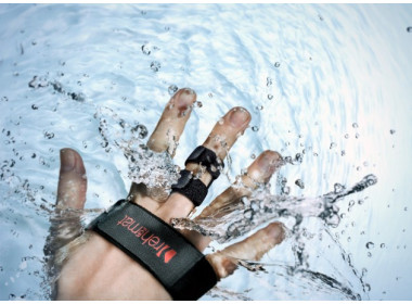 Водоустойчив, не нужно снимать во время повседневной гигиены.