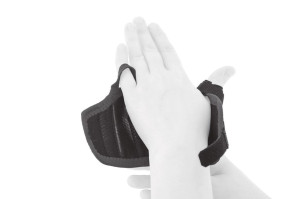 Поместите большой палец и мизинец в ортез