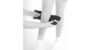    1) Прикрепите скобу к ноге