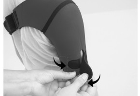 4)	Застегните плечевую липучку