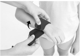 2)	Застегните липучку