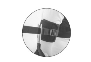 При необходимости отрежьте лишнюю  ленту