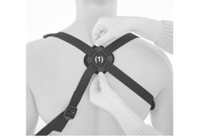 2) Крестовина должна быть размещена ровно между лопаток